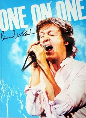 PAUL McCARTNEY: Tourbook ONE ON ONE mit 16teiligem Aufkleber-Set