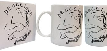 JOHN LENNON: Kaffeebecher BED IN AMSTERDAM - PEACE & LOVE LOGO
